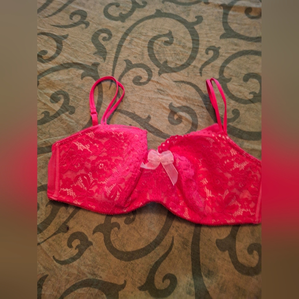 Chic Lace Underwire Bra in Vibrant Pink. Nevee Worn.